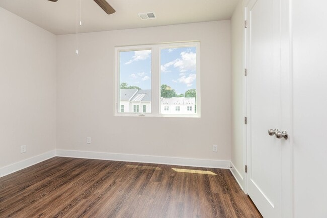 Building Photo - Beautiful 3BR 2.5BA Townhome w/ Full Appliance Kitchen • Garage Parking • Ultra-Modern