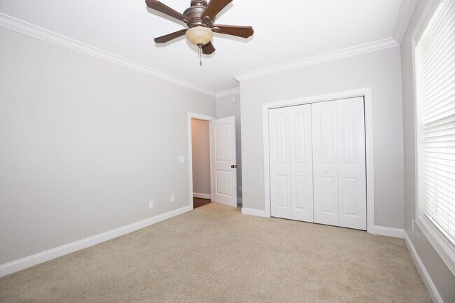 Building Photo - Woodlake Home