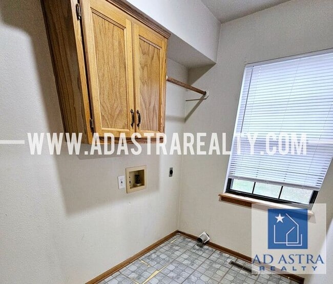 Building Photo - Beautiful Updated Duplex in Grandview-Available in MAY!!