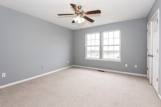 Building Photo - Spacious Duplex with Fenced Yard