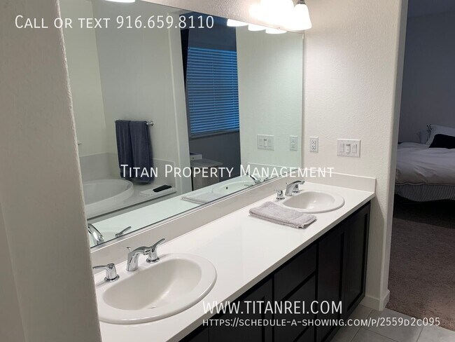 Building Photo - 1033 Oakbriar Cir