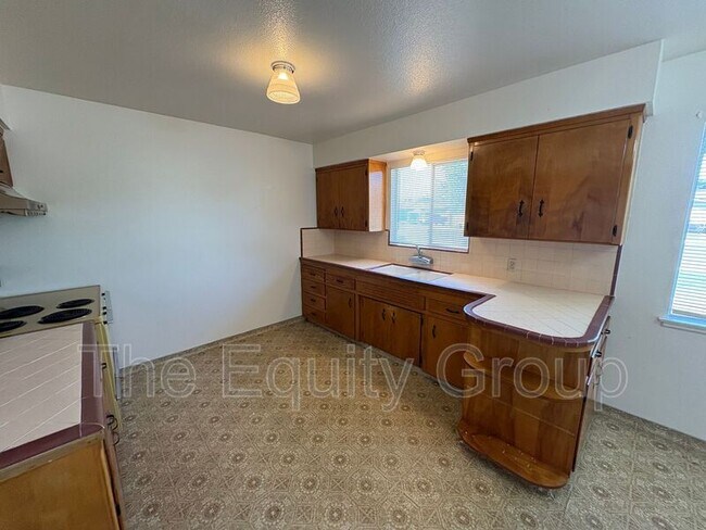 Building Photo - 542 S Redwood St
