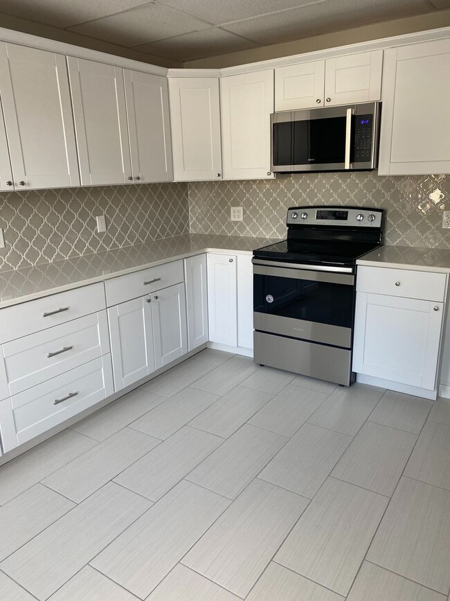 Building Photo - 820 Main St