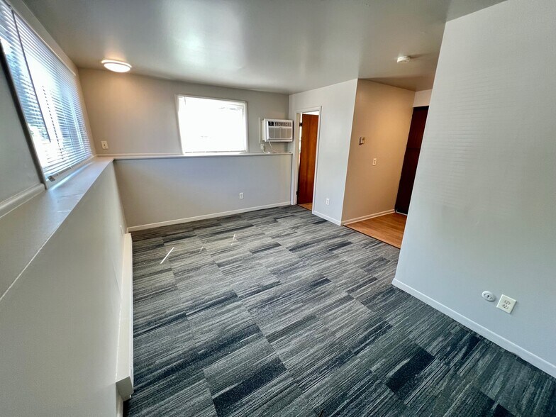 Building Photo - 520 S Andre St