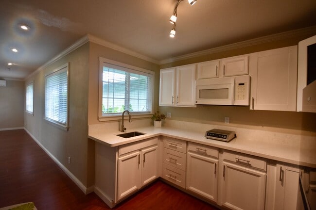 Building Photo - 1294 Onioni St