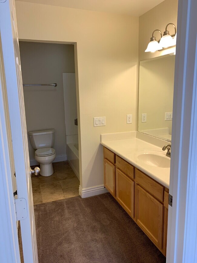 Building Photo - $2,700 - 2 Bed / 2 Bath Condo in Mira Mesa