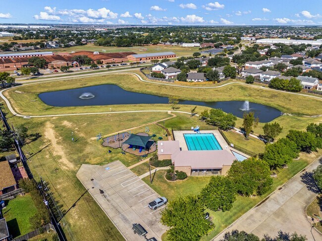 Building Photo - 3538 Lakeaires Ln