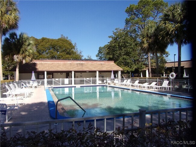 Building Photo - 2400 Forest Dr