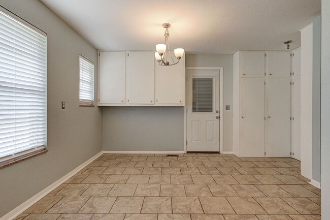 Building Photo - Rollingwood Beauty!