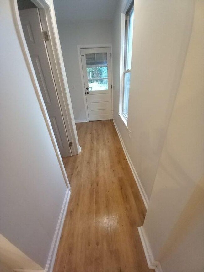 Building Photo - Fully remodel 4 bedroom house with 1.5 bath