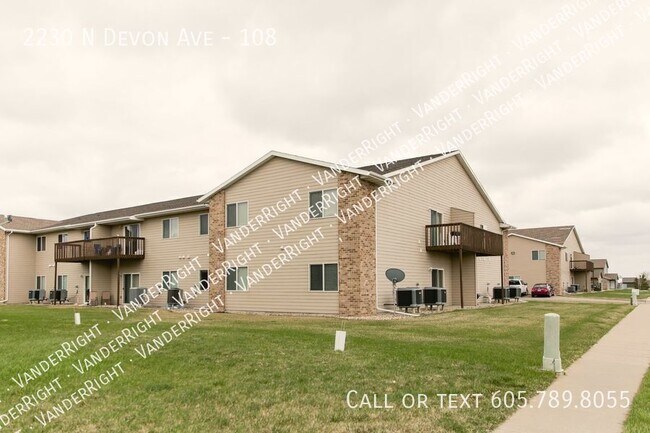 Building Photo - 2230 Devon Ave