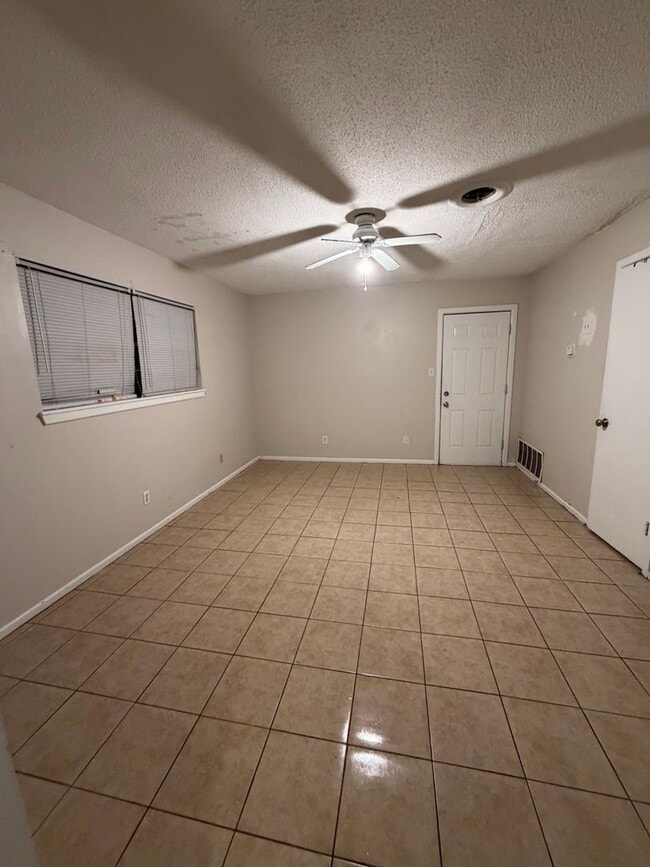 Building Photo - Cute one bedroom