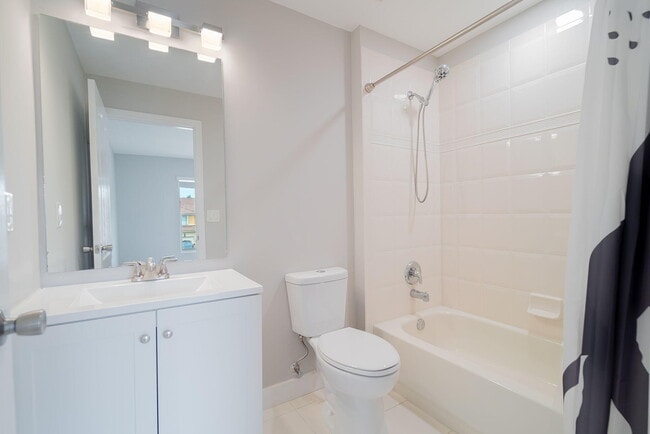 Building Photo - 205 River Bluff Ln