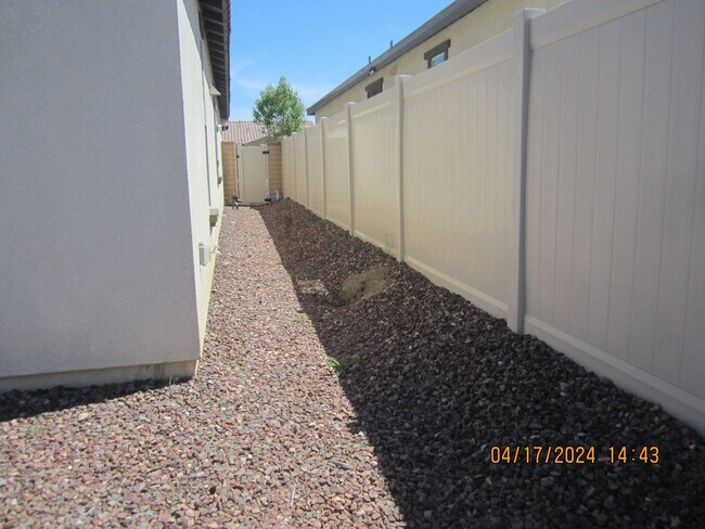 Building Photo - COOL POOL, PARKS AND NEAR NEW 3 BR PLUS DEN IN MEINFEE