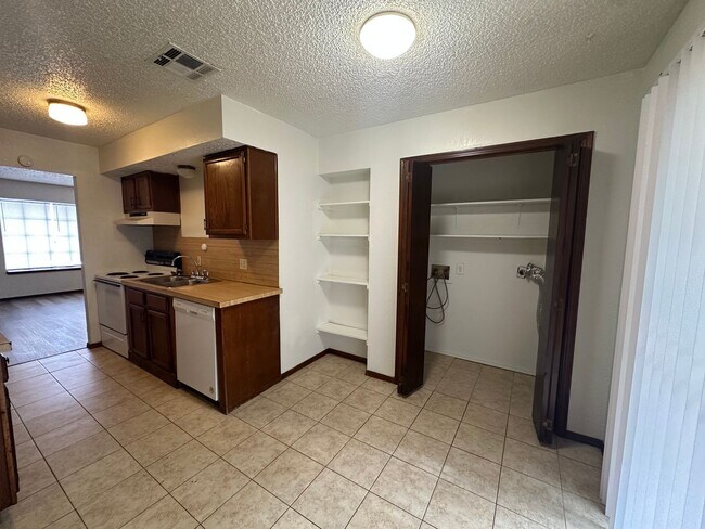 Building Photo - 2 Bedroom 1.5 Bath