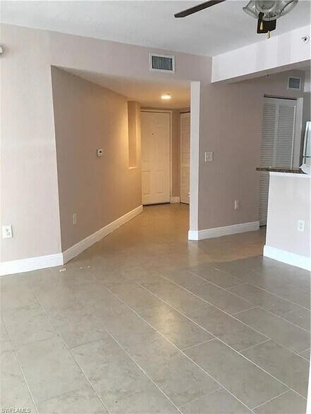 Hallway entry - 4127 Residence Dr