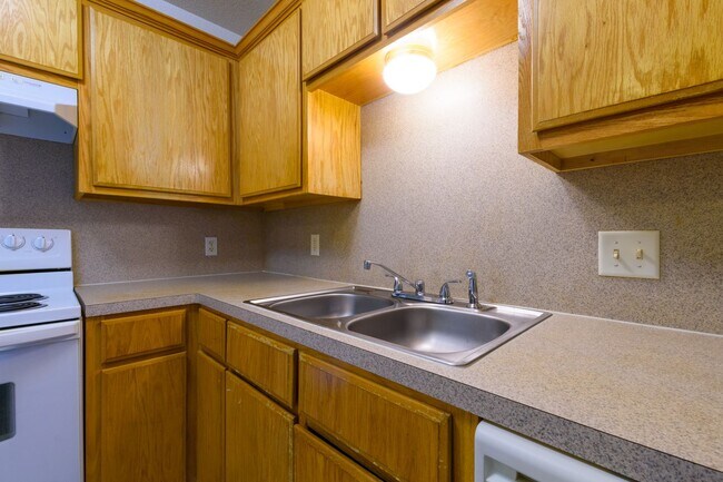 Building Photo - SECTION 8 ACCEPTED & RENT SPECIAL - AVAILA...