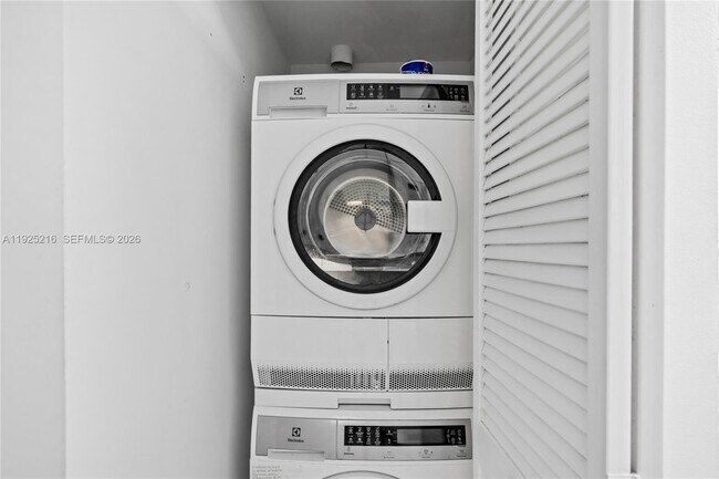 Building Photo - 701 Brickell Key Blvd