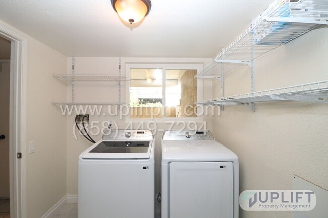 Building Photo - 3 bed, 2.5 bath Home in Charming Neighborh...