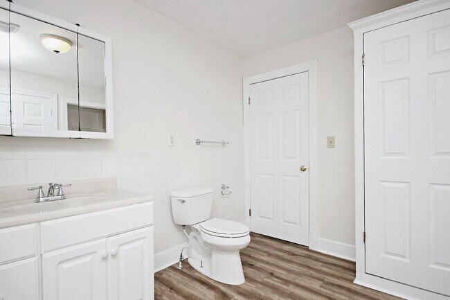 Building Photo - Student-Friendly Home in Desirable Univers...