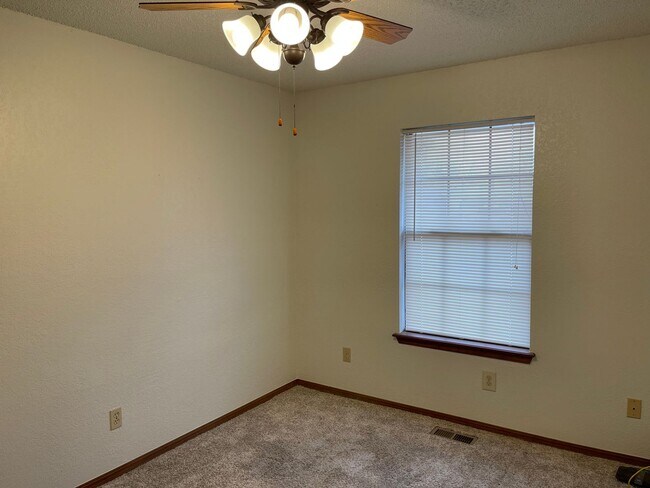 Building Photo - 3 bed 2 bath, 2 car, Moore Schools, fenced...