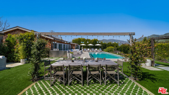 Building Photo - 6540 Dume Dr