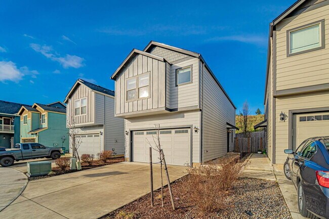 Building Photo - 4316 NE 34th Cir