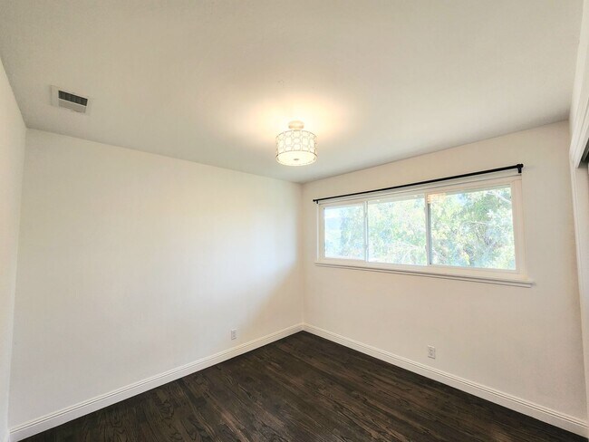 Building Photo - 3 bedroom 3 bathroom hillside Pacifica home with serene views