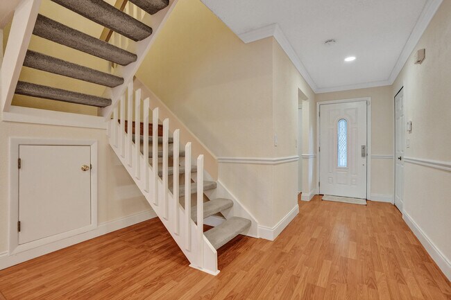 Building Photo - 635 Northshore Dr