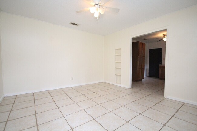 Building Photo - 2BR/1BA Pet-Friendly Duplex in SW Pensacol...
