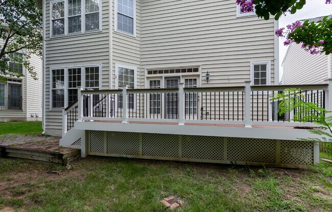 Building Photo - Spacious, Light-Filled Home in the Desirable Broadlands