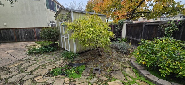 Building Photo - EPIC REA: 3 Bed/2.5 Bath Modern Comfort in a Prime Fairfield Location!