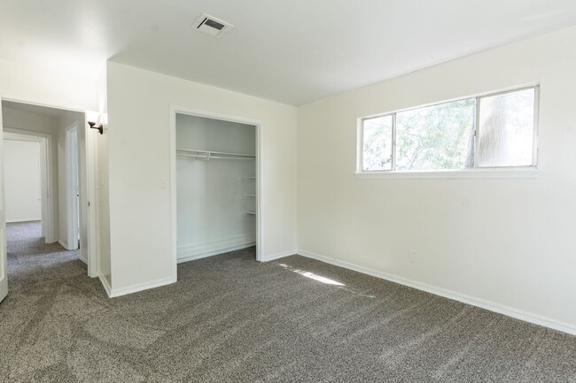 Building Photo - 4-Bedroom Must See!