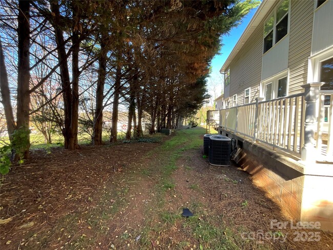 Building Photo - 206 W 15th St