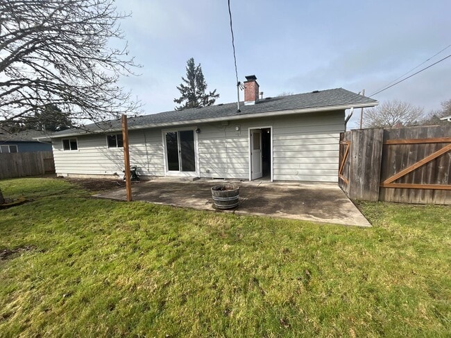 Building Photo - Beautiful 3 Bedroom 1 1/2 Bath with Huge Fenced Backyard! Tour Today!