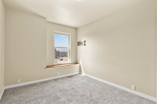 Building Photo - Stunning 5 Bedroom in School District 20