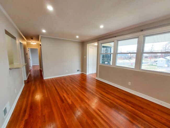 Building Photo - Fully Renovated 3br/2bth with large yard i...