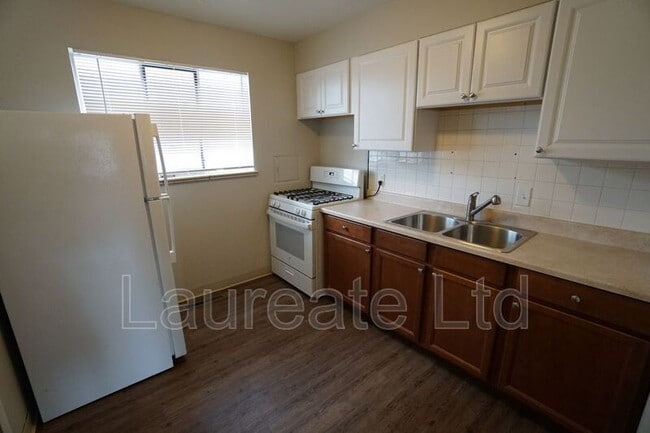 Building Photo - 1925 E Wesley Ave