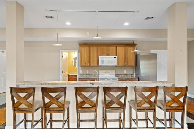 Building Photo - Bright and Spacious Home on Cascades Rd