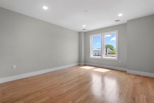 Building Photo - 403 Maple St