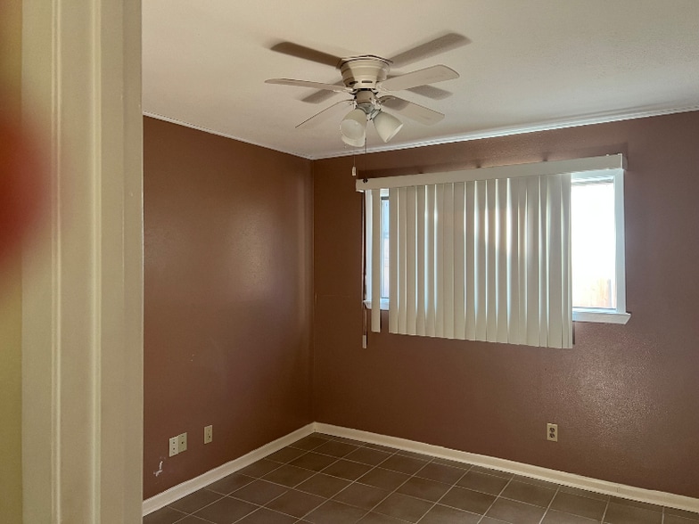 Building Photo - 302 Navajo Dr