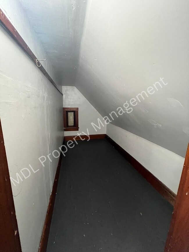 Building Photo - Spacious 5-Bedroom Home- This won't last l...