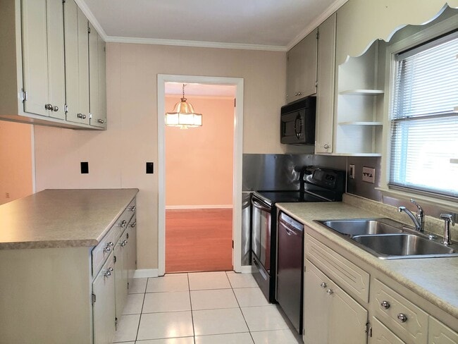 Building Photo - Spacious Corner Property!