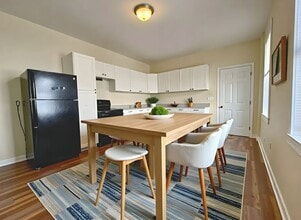 Building Photo - 4 Bedroom 1 Bathroom Rowhome in Reading w/...