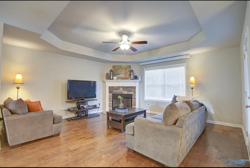 family room - 291 Avebury Rd
