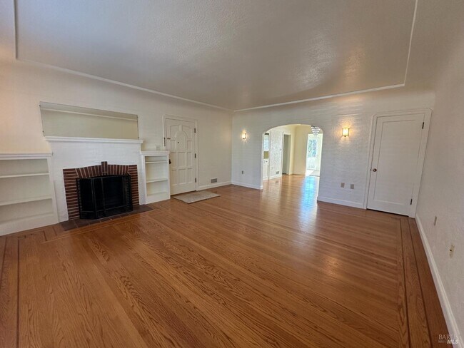 Building Photo - 258 W J St