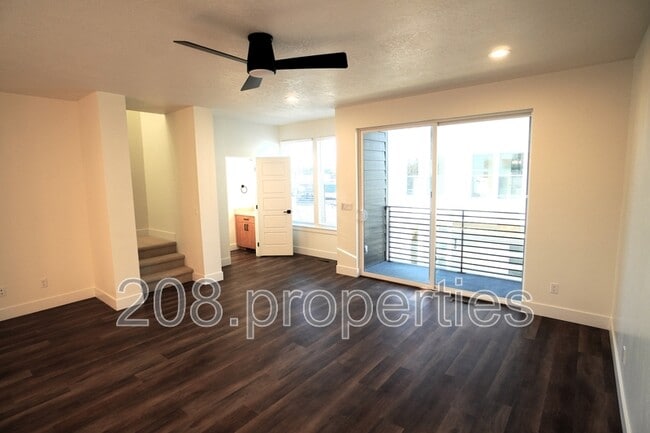 Building Photo - 525 E Violets Cv Ln