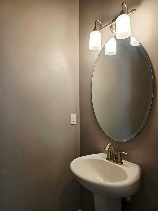 Building Photo - 9051 N Clubhouse Ln