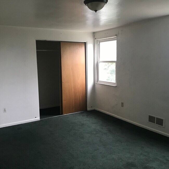 Large bedroom with closet - 1443 Maple Dr