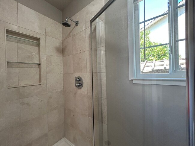 Building Photo - Recently Remodeled Single-Story 3/2 Gem in...